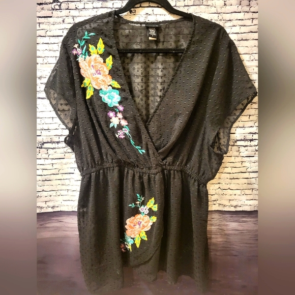 TORRID FLORAL BLACK TOP. SIZE 2X. - Picture 1 of 6